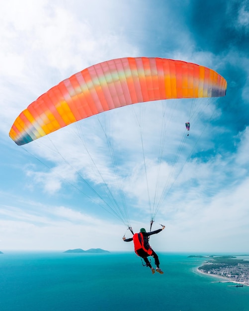 Il parapendio sta iniziando il paracadute si sta riempiendo d'aria nelle montagne delle Alpi in una giornata di sole in albania