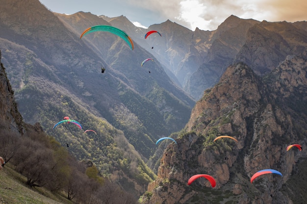 il parapendio vola tra le montagne