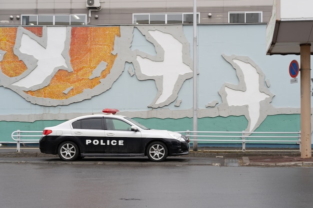 Il parcheggio della polizia giapponese accanto al muro.