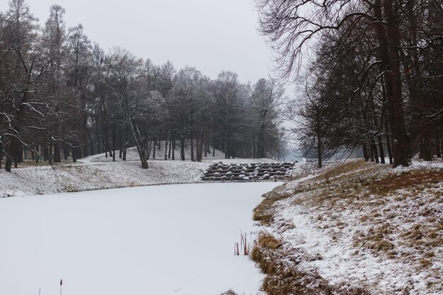 Il parco Alexander coperto di neve a Pushkin in autunno