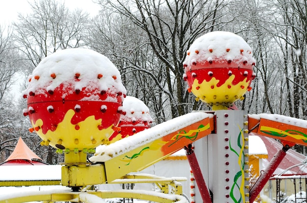 Il parco divertimenti è chiuso È inverno e fa molto freddo Tutto è coperto di neve