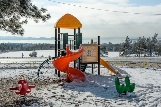 Il parco giochi per bambini nel parco