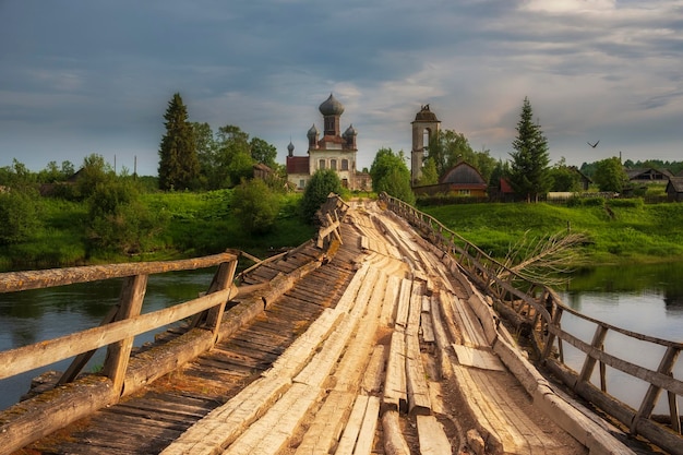 Il Parco Nazionale di Kenozero nella regione di Arkhangelsk il ponte Ryazhevoy sul fiume Kena e la Chiesa Pyatnitskaya nel villaggio di Izmailovskaya