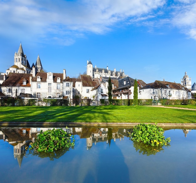 Il parco pubblico di primavera nella città Francia di Loches