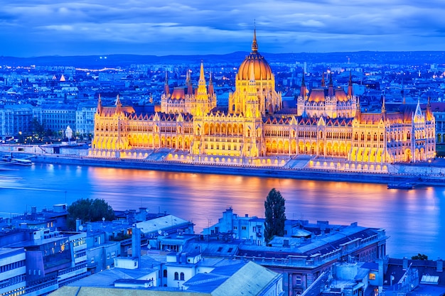 Il Parlamento e la riva del fiume a Budapest Ungheria durante l'ora blu tramonto