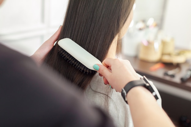 Il parrucchiere fa lo stile di capelli della donna