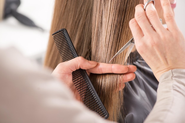 Il parrucchiere ha tagliato i capelli di una donna. Avvicinamento.