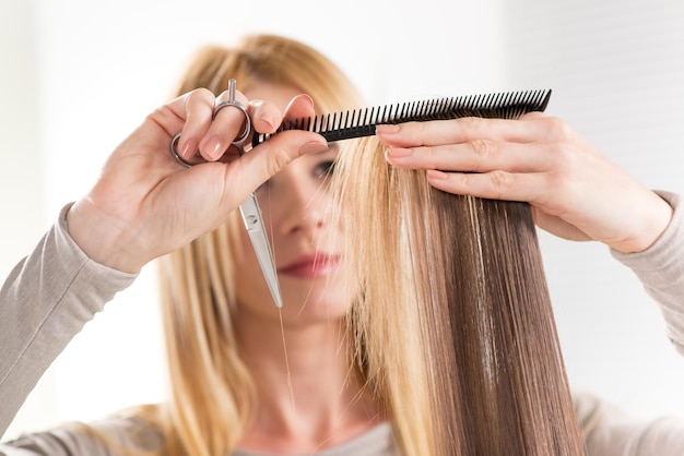 Il parrucchiere ha tagliato i capelli di una donna.