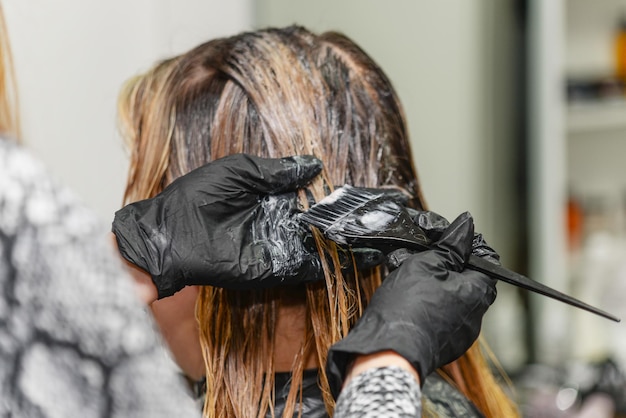 Il parrucchiere lava i capelli del cliente nel salone, vista laterale media, primo piano, concetto di bellezza