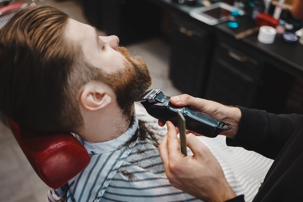 il parrucchiere si taglia la barba