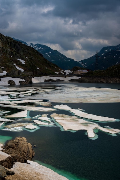 Il passo di Grimselpass attraversa un paesaggio montuoso arido e aspro. Svizzera.