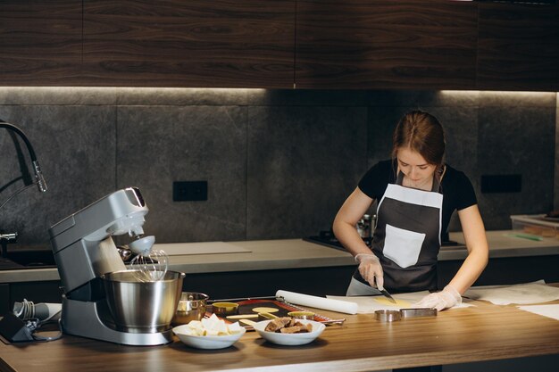 Il pasticcere prepara i muffin e versa l'impasto negli stampini