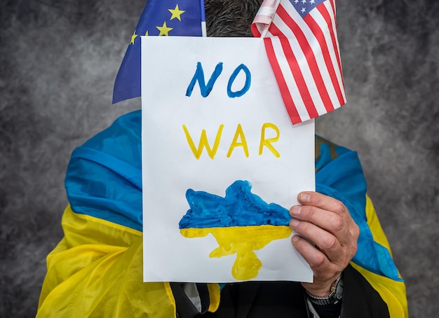 Il patriota dell'ucraina sta con le iscrizioni Stop Putin Stop the War Stop al fascismo e all'omicidio di bambini ucraini Il concetto di sostegno all'Ucraina dai paesi europei