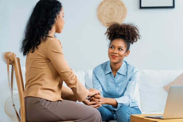 Il paziente felice e lo psicologo discutono sulla salute mentale in clinica con emozioni positive mentre spiegano il lavoro e la vita cruciali di successo allo psicologo in ufficio a casa
