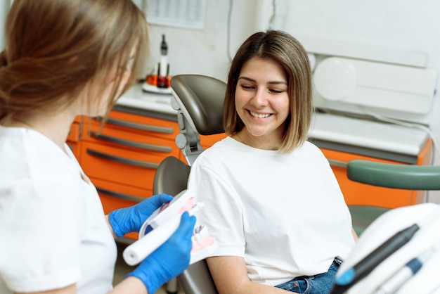 il paziente guarda come lavarsi i denti correttamente