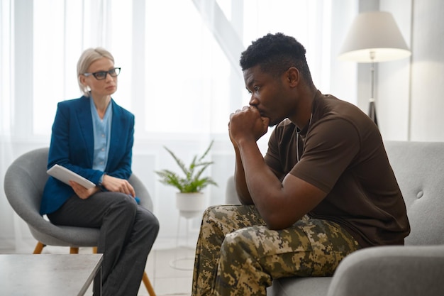 Il paziente militare frustrato parla con il medico psicologo