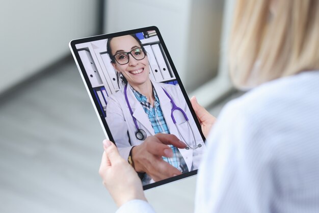 Il paziente si consulta con il medico tramite videochiamata su tablet. Concetto di consultazione medica online