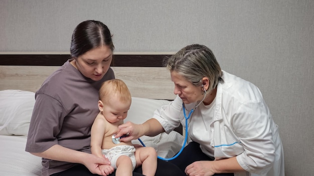 Il pediatra controlla il cuore e i polmoni del bambino con lo stetoscopio