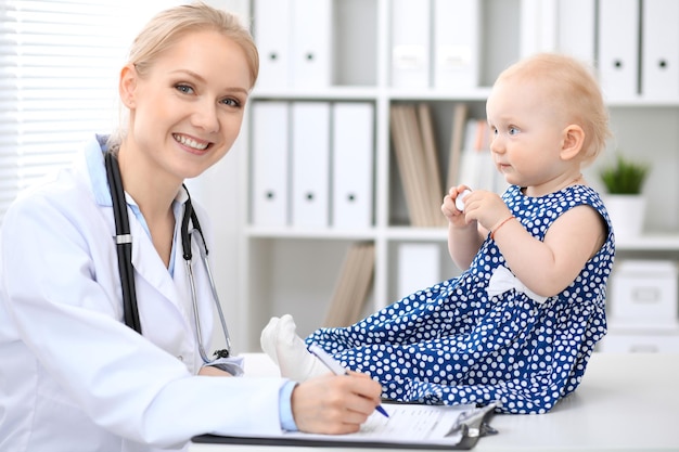 Il pediatra si prende cura del bambino in ospedale. La bambina viene esaminata dal medico con lo stetoscopio. Assistenza sanitaria, assicurazione e concetto di aiuto.