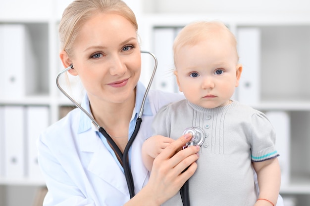 Il pediatra si prende cura del bambino in ospedale La bambina viene esaminata dal medico con lo stetoscopio