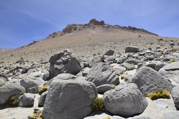 Il pendio della montagna con enormi pietre Tour in fuoristrada sulla salina Salar de Uyuni in Bolivia