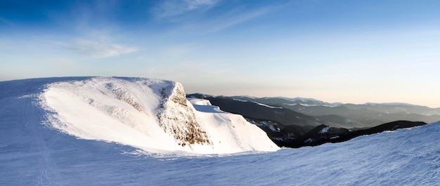 Il pendio roccioso del monte Gandarm innevato sulle montagne Svydovets