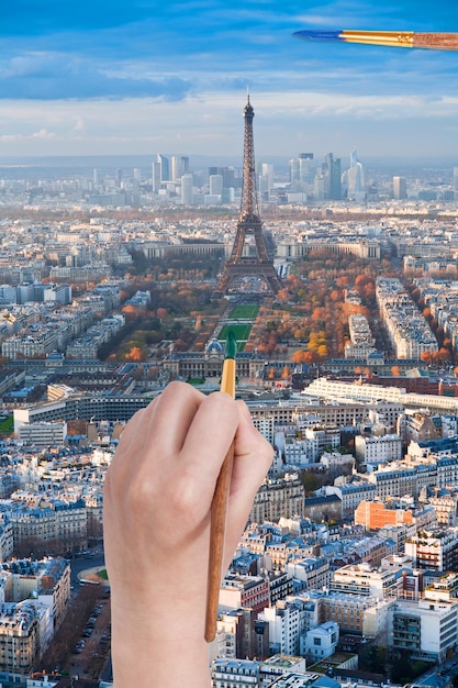 Il pennello dipinge in colore verde Champ de Mars