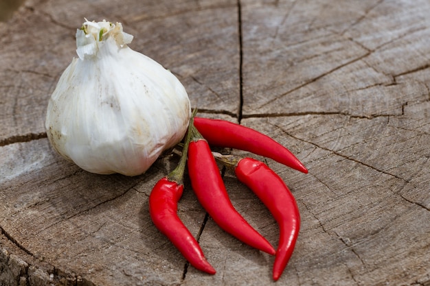 Il peperoncino si trova su una superficie di legno con aglio