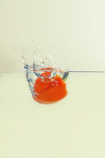 Il peperone cade in acqua