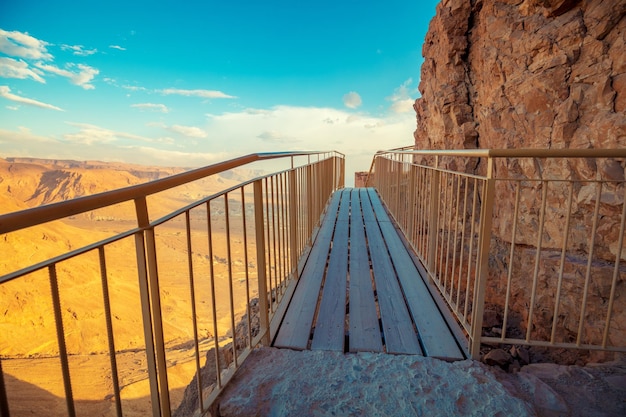 Il percorso di legno alle rovine del palazzo del re Erode Masada Israele