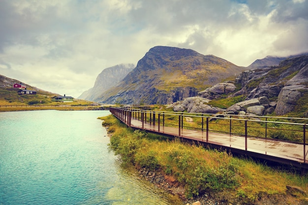 Il percorso di metallo lungo il fiume sulla montagna Trollstigen Trolls Path Norvegia