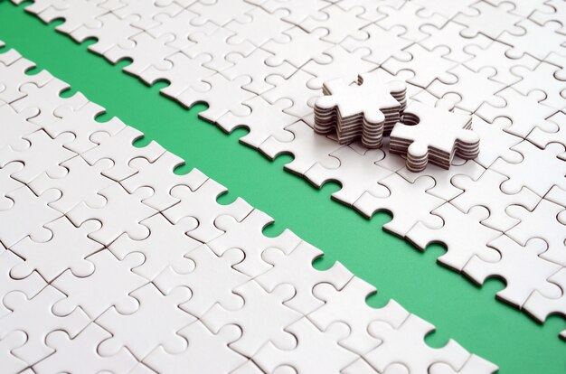 Il percorso verde è posto sulla piattaforma di un puzzle piegato bianco