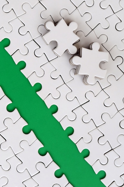 Il percorso verde è posto sulla piattaforma di un puzzle piegato bianco