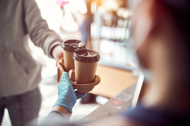 Il personale del caffè serve un delizioso caffè al cliente in un caffè moderno?