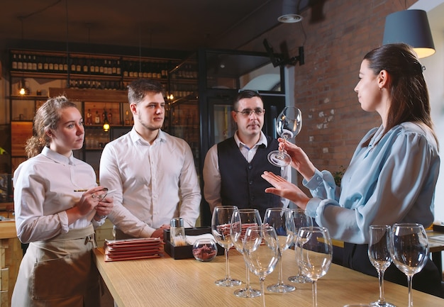 Il personale del ristorante impara a distinguere i bicchieri.