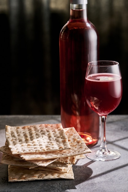 Il pesach ebraico attribuisce nella composizione una coppa piena di vino e la matzah pasquale.