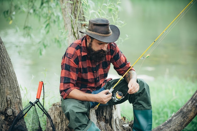 Il pescatore ha catturato un pesce Uomo che pesca sul fiume