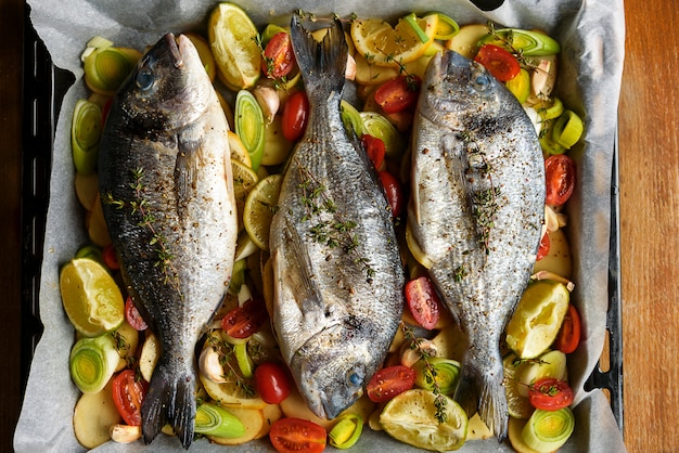 Il pesce è preparato per la cottura in forno