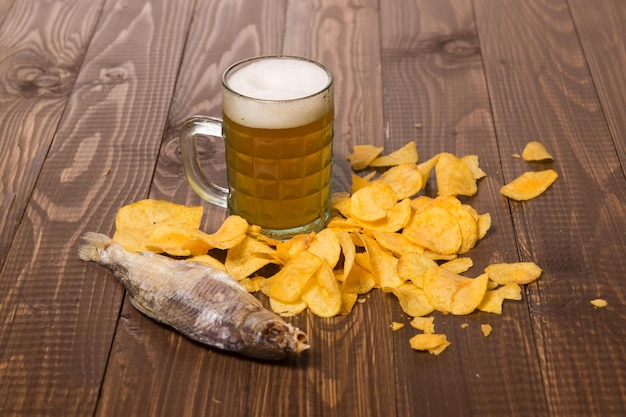 Il pesce essiccato alla birra accanto alle patatine sparse in tavola
