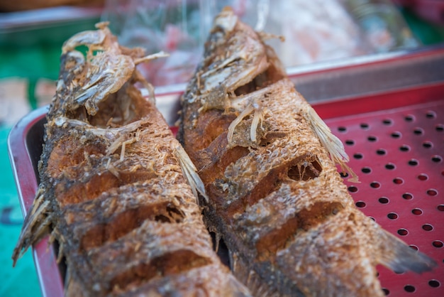 Il pesce fritto con curcuma e aglio è un alimento nel cibo tailandese della via