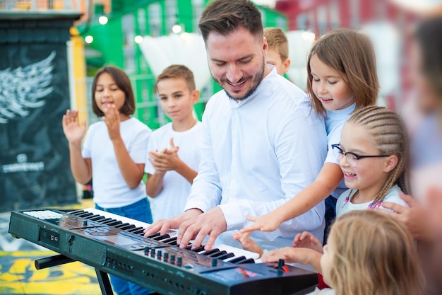 Il pianista suona musica per bambini