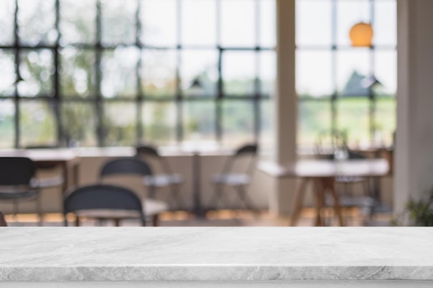Il piano del tavolo in pietra di marmo bianco vuoto e lo spazio interno del bar e del ristorante banner mock up sfondo astratto può essere utilizzato per visualizzare o montare i tuoi prodotti