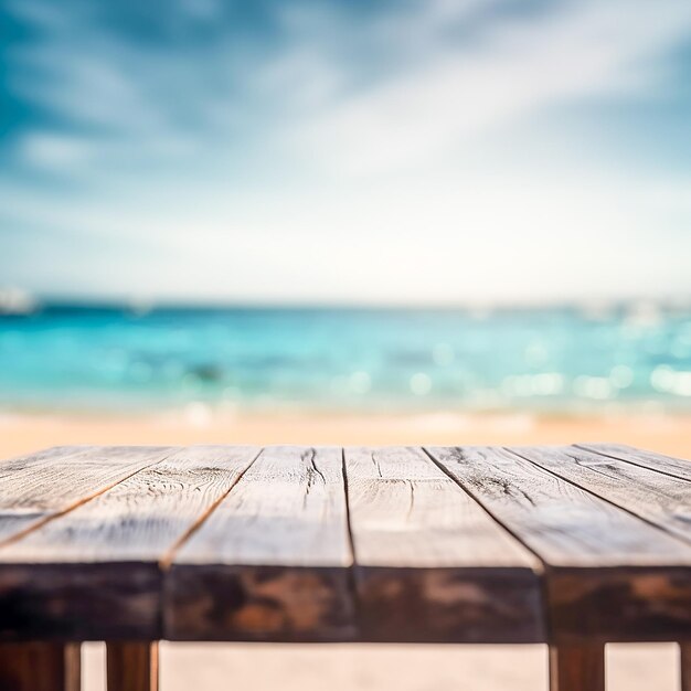 Il piano del tavolo vuoto sullo sfondo sfocato della spiaggia può essere utilizzato per visualizzare o montare i tuoi prodotti