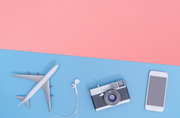 Il piano di vista superiore degli oggetti e degli aggeggi degli accessori di viaggio mette sul fondo di rosso blu