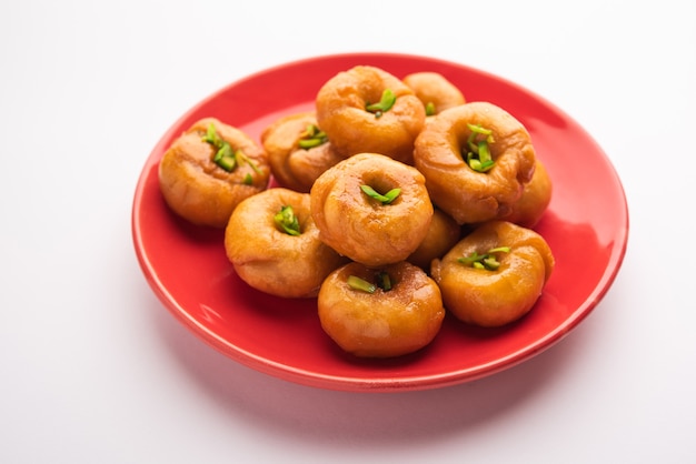Il piatto Balushahi o Badushah o Mughlai è un dolce tradizionale indiano morbido e friabile o un alimento dolce popolare anche in Pakistan e Bangladesh