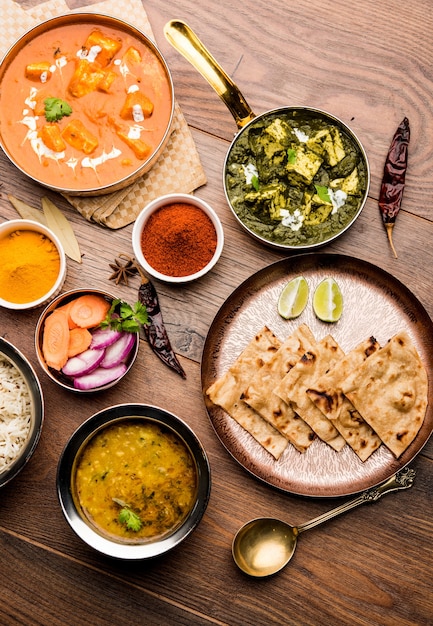 Il piatto principale del pranzo o della cena indiano in gruppo include Paneer Butter Masala, Dal Makhani, Palak Paneer, Roti, Rice ecc., Messa a fuoco selettiva