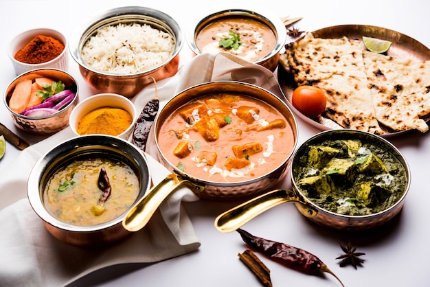 Il piatto principale del pranzo o della cena indiano in gruppo include Paneer Butter Masala, Dal Makhani, Palak Paneer, Roti, Rice ecc., Messa a fuoco selettiva