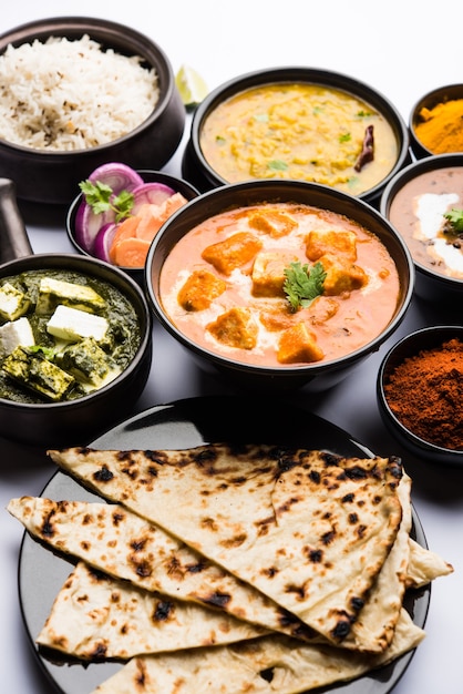 Il piatto principale del pranzo o della cena indiano in gruppo include Paneer Butter Masala, Dal Makhani, Palak Paneer, Roti, Rice ecc., Messa a fuoco selettiva