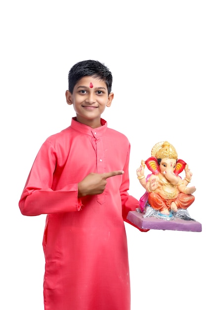 Il piccolo bambino indiano celebra il festival di Lord Ganesha