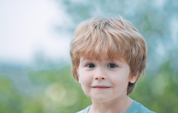 Il piccolo bambino si diverte a camminare ritratto di ragazzino in posa fuori divertente ragazzino bambino divertirsi su fre